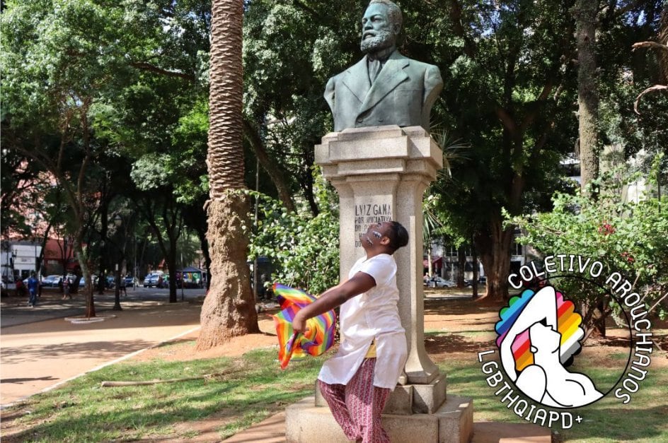 Performance de Maicon Gomes em frente ao busto de Luiz Gama instalado no Largo do Arouche. Fonte: Coletivo Arouchianos